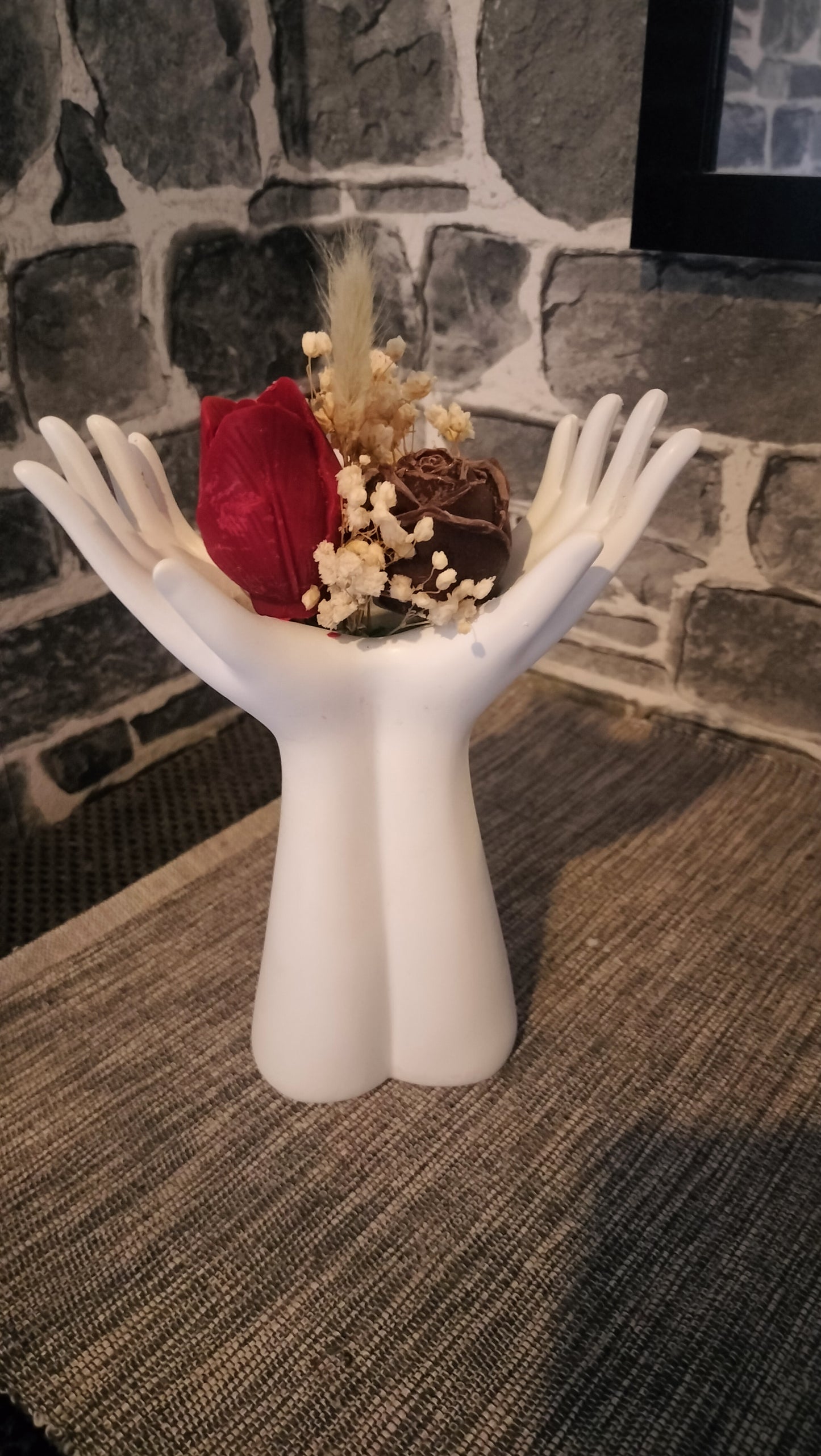 Main fleurie vanille des îles